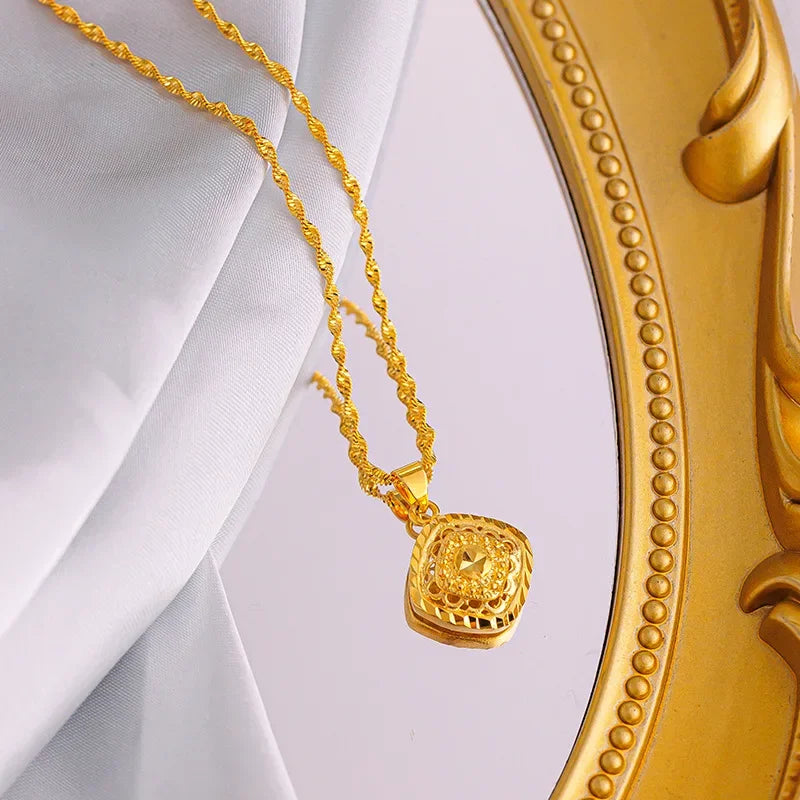 18K Gold Necklace Temperament Womens AU750 Versatile Diamond Pattern Small Square Pendant Clavicle Necklace